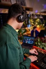 Pioneer DJ DDJ-FLX4 2-deck Rekordbox and Serato DJ Controller - Graphite - Image 11