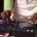 Pioneer DJ DDJ-FLX4 2-deck Rekordbox and Serato DJ Controller - Graphite - Image 14